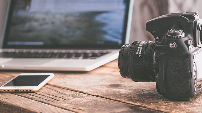 maquina de fotografia em cima de uma mesa